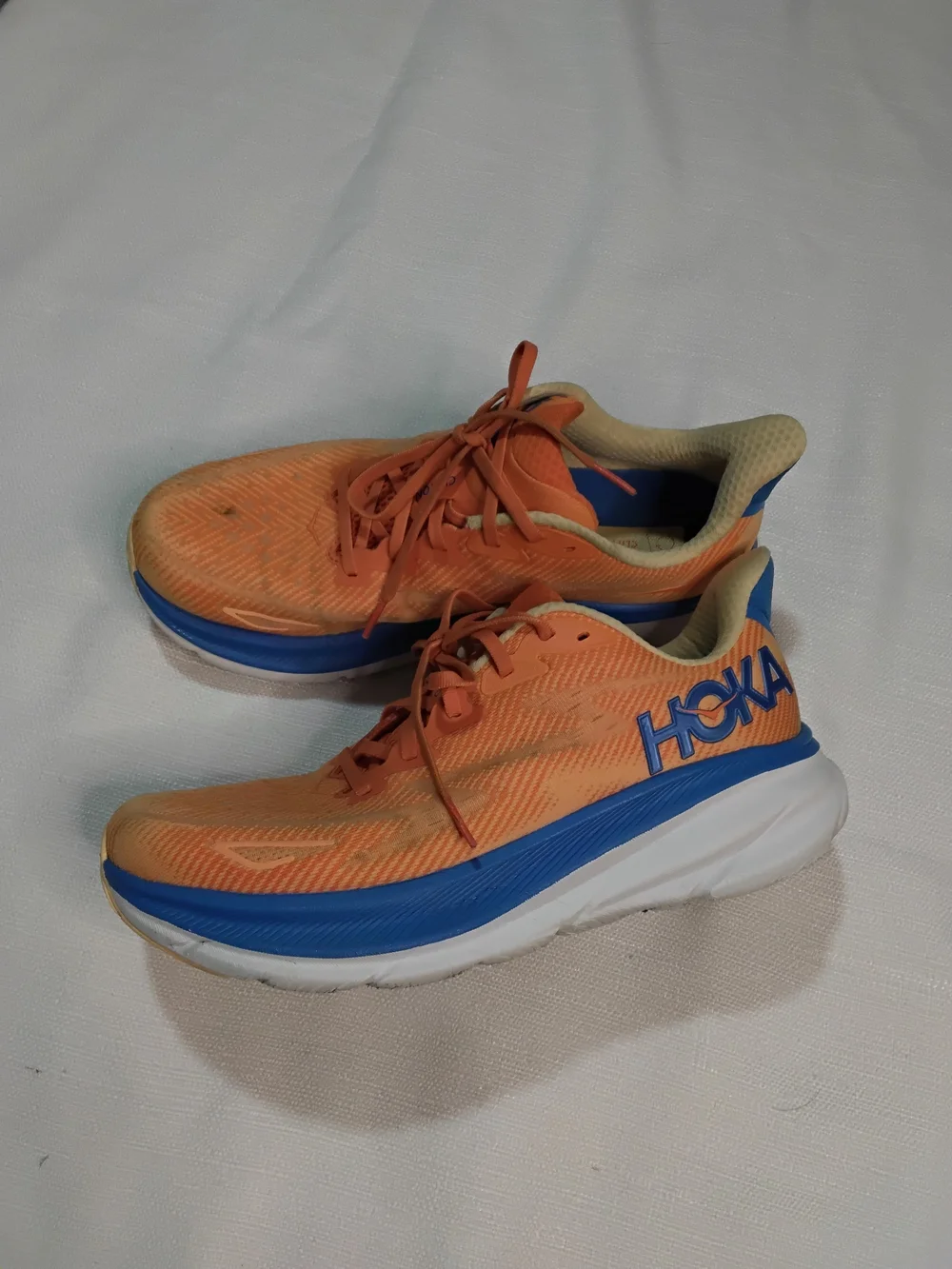 Hoka Clifton 9 Men's Coral Orange Running Shoes with Blue Midsole Sz 9D.